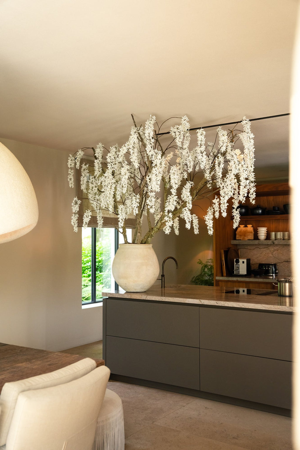 Zijden Blauweregen tak Crème 145cm - sfeerbeeld in interieur