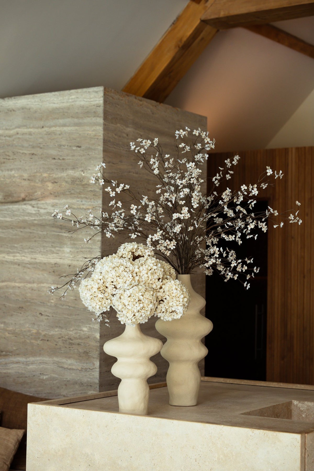 Zijden Bloesemtak Crème 132cm - sfeerbeeld in interieur