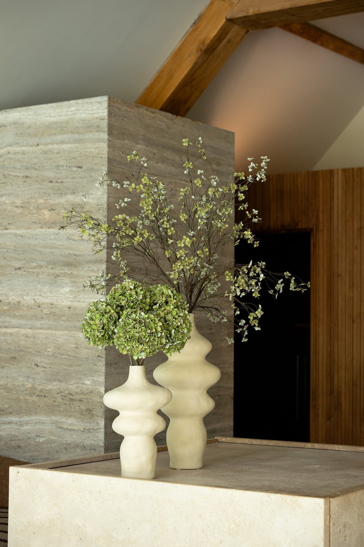 Zijden Bloesemtak Groen 132cm - sfeerbeeld in interieur