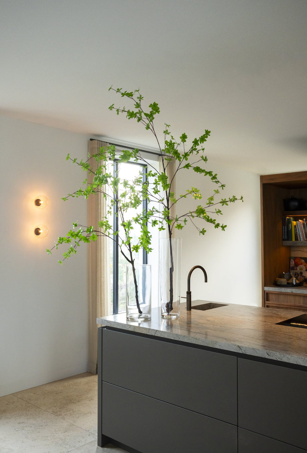 Zijden Enkianthustak 180cm - sfeerbeeld in interieur