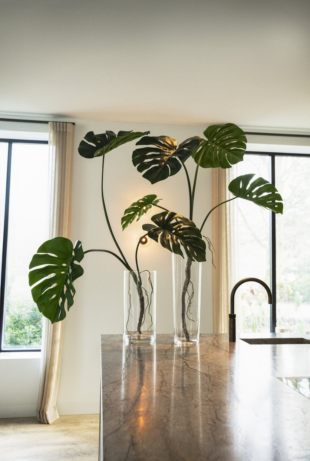 Zijden Monstera bush 72cm - sfeerbeeld in interieur