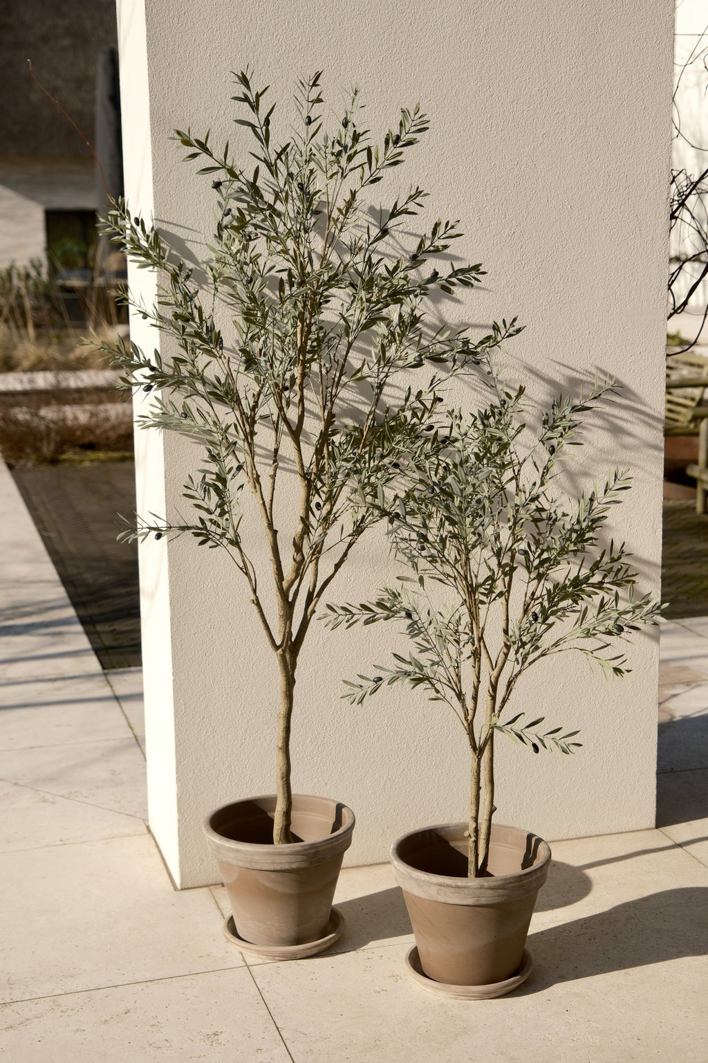 Zijden Olijfboom 120cm (UV) - sfeerbeeld in interieur