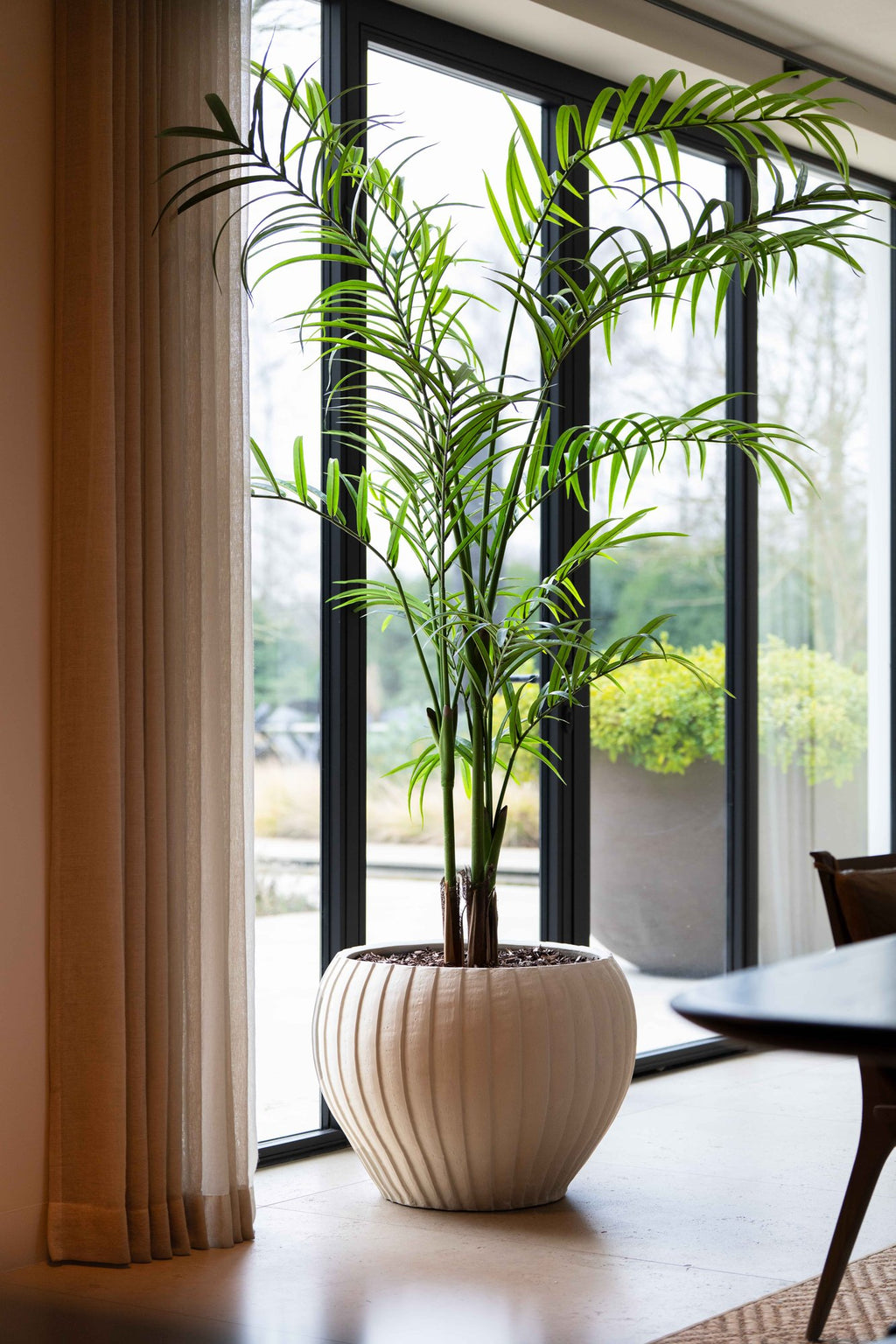 Zijden Palmplant 240cm - sfeerbeeld in interieur